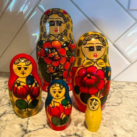 Hand painted nesting dolls - Picture 1 of 4